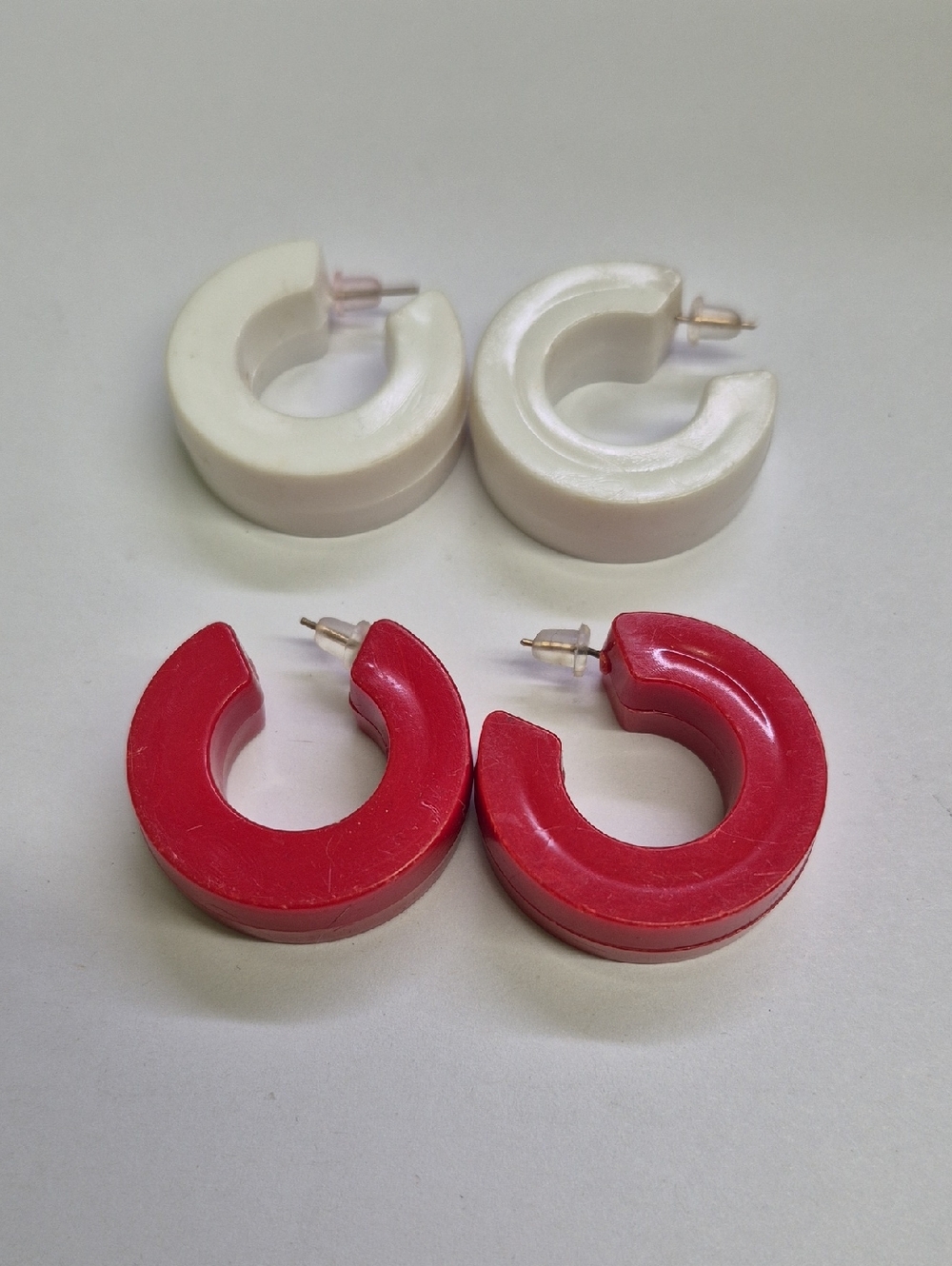 Vintage Chunky Hoop Earrings - Red and White Fashion Resin Hoops